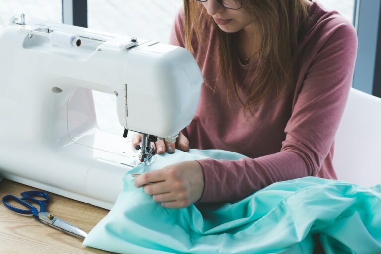 How to Use a Sewing Machine in 9 Easy Steps